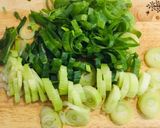 Hình bước làm 2 của món Nghêu nấu hành boa rô và cháo nghêu với rau mầm củ cải đỏ