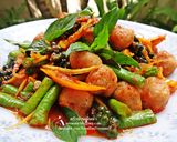 รูปขั้นตอนการทำที่ 2 ของ ผัดเผ็ดลูกชิ้นปลากราย