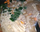 Foto langkah ke 4 dari resep Sop Ceker Jamur Enoki.