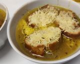 Une image de l'étape 4 de Soupe à l'oignon façon campagne.