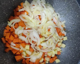 Foto del paso 3 de la receta: Merluza a la plancha con verduritas a la mantequilla en salsa marinera