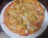 Foto del paso 3 de la receta: Pizza de atún, gambas, palitos de cangrejo y aceitunas