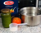 Foto del paso 1 de la receta: Pasta al pesto con tomates salteados