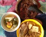 Foto langkah ke 9 dari resep Sayur asem, tempe tahu ikan asin goreng, sambel terasi.