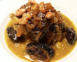 Foto del paso 35 de la receta: Lomo de cordero, con cebollas caramelizda, cirulas, pasas y crujiente de almendras