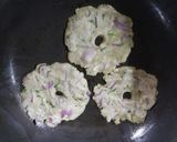 A picture of step 2 of Jowar thalipeeth.