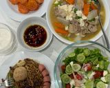 Hình bước làm 3 của món Cơm nhà với tôm sốt mayonnaise, canh ba chỉ heo củ quả, salad trộn phô mai