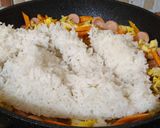 Foto langkah ke 4 dari resep Nasi Goreng Sosis Wortel.