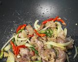 Foto langkah ke 2 dari resep Tumis Daging Cabe Ijo.