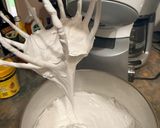 Foto langkah ke 2 dari resep Swiss Meringue Buttercream (SMBC).