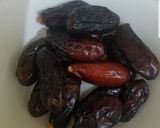 A picture of step 1 of Nutty milk &dates smoothie.