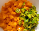 Foto del paso 2 de la receta: Salmón con tartar de mango y aguacate