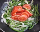 Hình bước làm 2 của món Đậu đũa xào hành tây và cà chua 🍅