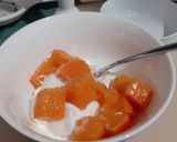 Foto del passaggio 3 della ricetta Mousse di gelo all'arancia con yogurt, granella di mandorle e canditi