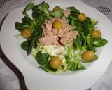 Foto del paso 4 de la receta Ensalada de canónigos y escarola con atún