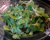 Foto del paso 2 de la receta: Salmón con guarnición de ensalada y salsa de champiñones