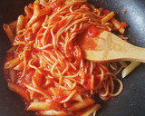 Foto del paso 2 de la receta: Pasta con tomate, chorizo y piquillos