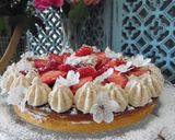 صورة لخطوة 14 من وصفة كعكة فيلادلفيا و الشوكولاته البيضاء، الفراولة 🍓 بكريمة زبدة اللوز 🍰