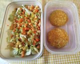 Foto del paso 6 de la receta: Ensalada de garbanzos con lechuga y picadillo de pepinillos y zanahorias a tu gusto