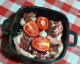 Une image de l'étape 5 de Filets d'agneau rôtis sur lit d'oignon, tomate et ail 🍴.