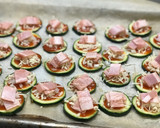 Foto del paso 3 de la receta: Minipizzas de calabacín sin lactosa