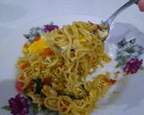 Foto langkah ke 6 dari resep Indomie Nyemek mix Daun Gingseng Jawa.