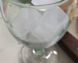 Foto langkah ke 1 dari resep Es Jeruk Peras Yakult Selasih.