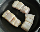 Foto del paso 1 de la receta: Merluza a la marinera