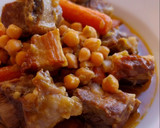 Foto del paso 9 de la receta: Costillas guisadas al Oporto con panceta, garbanzos y zanahorias baby