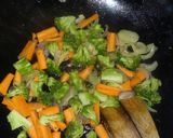 Foto langkah ke 2 dari resep Tumis Brokoli Wortel (Orak Arik).