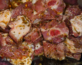 Foto del paso 1 de la receta: Arroz con costillas adobadas con chimichurri, habitas, papada y tocineta