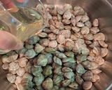 Foto del passaggio 4 della ricetta Linguine con vongole (lupini) e pomodorini gialli