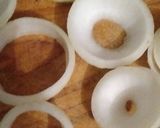 Foto del paso 2 de la receta: Aros de cebolla rellenos a la Pela-Man