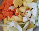 Hình bước làm 2 của món Bò hầm rau củ ăn kèm bánh mì