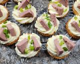 Foto del paso 3 de la receta: 🍹 Canapé de leberwurst y verdeo 🍹