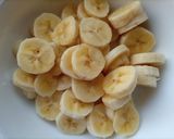 A picture of step 1 of Banana milkshake.