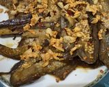 Foto langkah ke 6 dari resep Terong Bumbu Unagi dengan Taburan Bawang Putih Goreng dan Chili Flakes.