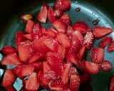 Foto langkah ke 8 dari resep Original Panna Cotta strawberry compote.