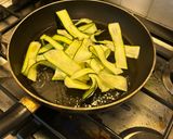 Foto del passaggio 2 della ricetta Pomodori friselline e zucchine