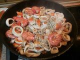 Espaguetis negros con calamar y gulas
