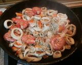 Foto del paso 2 de la receta Espaguetis negros con calamar y gulas