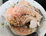 Foto del paso 3 de la receta: Salmón emperejilado a la plancha