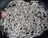 Foto del paso 1 de la receta: Revuelto de gulas y salmón ahumado