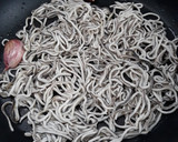 Foto del paso 1 de la receta: Revuelto de gulas y salmón ahumado