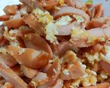 รูปขั้นตอนการทำที่ 2 ของ ผัดไส้กรอกหมูรมควันใส่ไข่