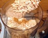 A picture of step 1 of Banana Smoothie with Oats and Chocolate.