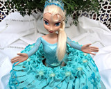 Foto del paso 4 de la receta: Tarta vestido de muñeca Frozen