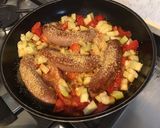 Une image de l'étape 5 de Saucisses aux tomates, courgette blanche et herbes aromatiques.