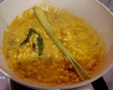 Foto langkah ke 4 dari resep Sup ayam jagung kemangi kuah kuning.