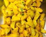Foto del paso 3 de la receta: Papas rústicas con cúrcuma crocantes por fuera y blandas por dentro